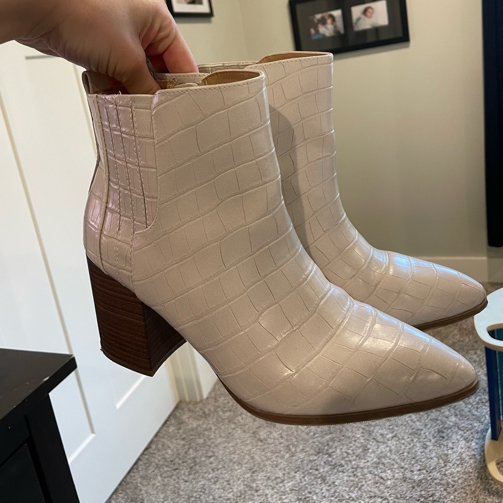 Cream crocodile booties